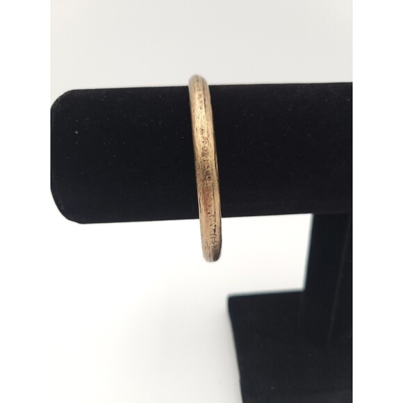Chico's Bangle Bracelet Hammered Textured Gold Tone Metal Signed - Picture 2 of 7
